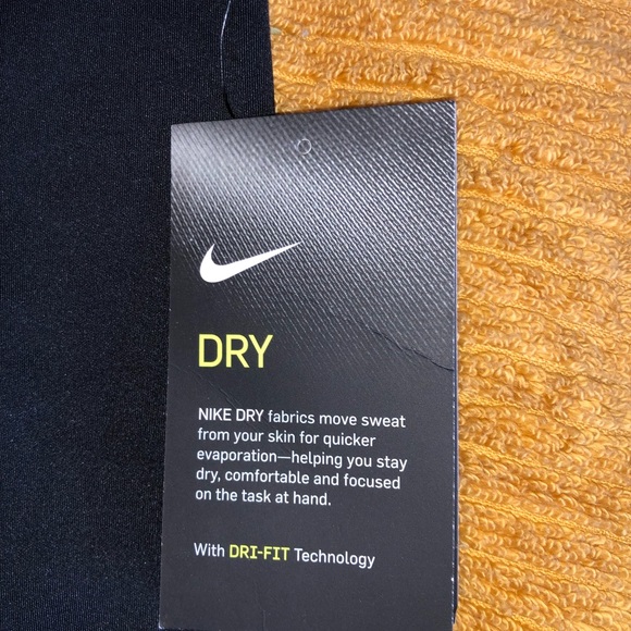 **SOLD**Nike black yoga pants women’s size medium - Picture 3 of 7